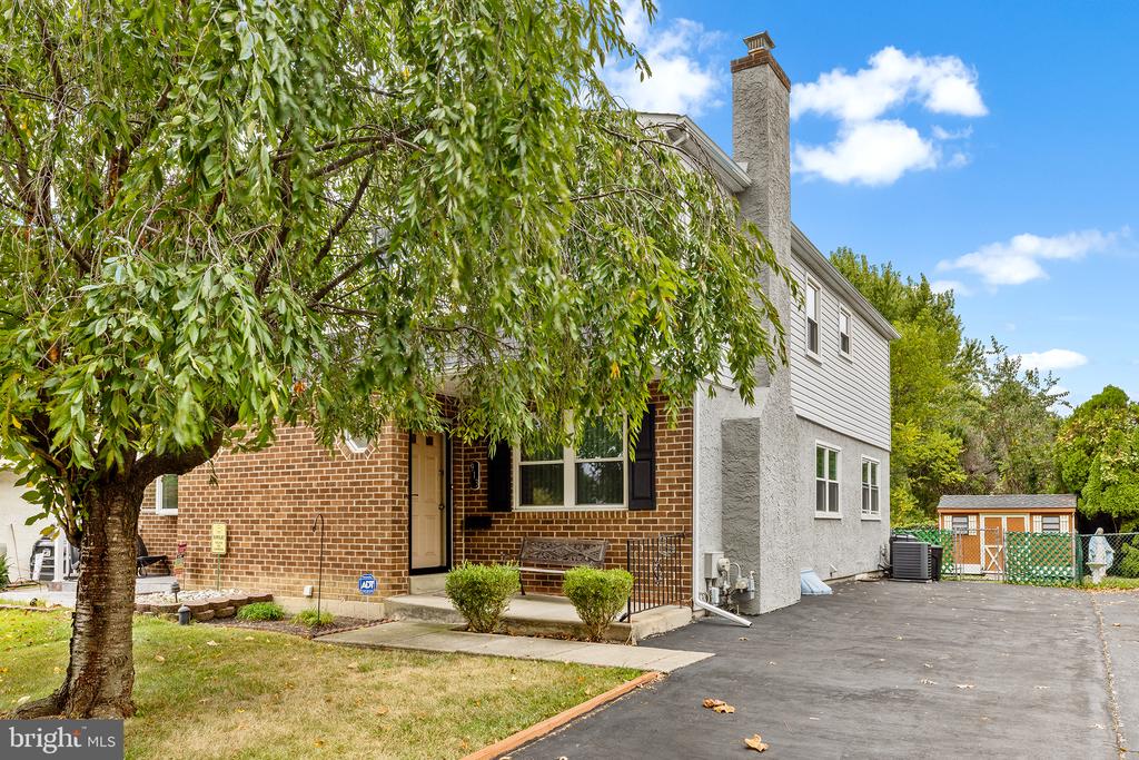 Sharon Ave, Darby, PA 19023