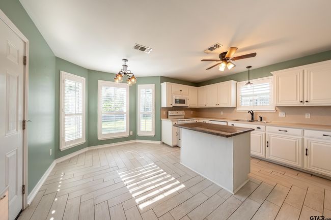 5709 Mustang Trl, House other with 4 bedrooms, 2 bathrooms and null parking in Tyler TX | Image 6