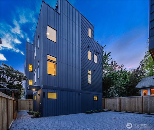 4529 Corliss Ave N, Seattle, WA, 98103-6925 | Card Image