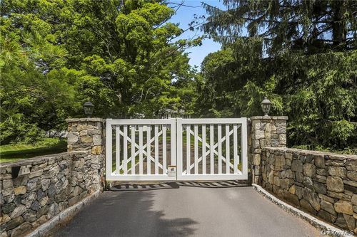 22 Long Meadow Rd, Bedford, NY, 10506-1120 | Card Image