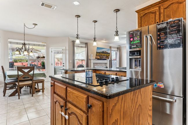 Electric Cooktop in the island | Image 10