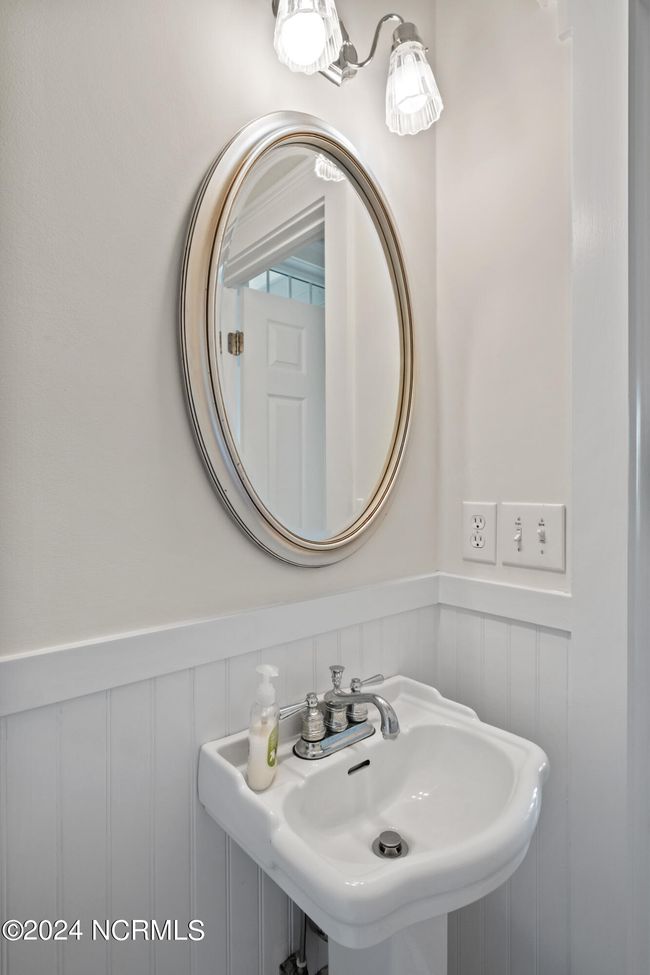 half bath OF GREAT RM | Image 13