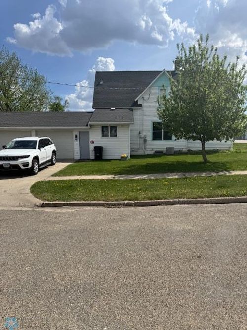 102 3rd St E, Finley, ND, 58230-9480 | Card Image