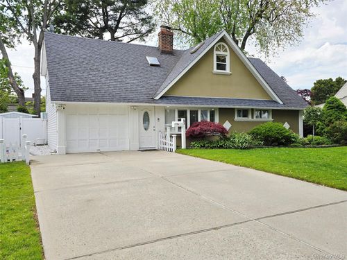 52 Mist Ln, Westbury, NY, 11590-6310 | Card Image