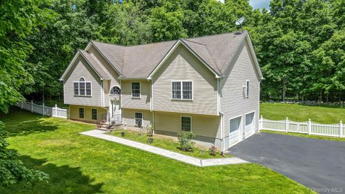 36 Front St, Mahopac, NY, 10541-2319 | Card Image