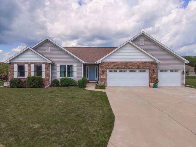 1619 W Meadowlark Dr, Home with 3 bedrooms, 3 bathrooms and null parking in Pontiac IL | Image 53