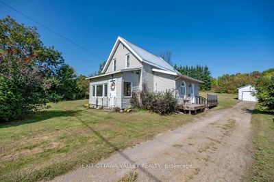 32 Robertson Dr, House other with 2 bedrooms, 2 bathrooms and 6 parking in Beachburg ON | Image 1