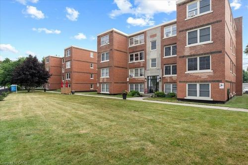 412b-5 E 36th St, Hamilton, ON, L8V3Y6 | Card Image