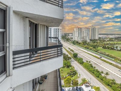 1905 - 3400 Ne 192 St, Condo with 2 bedrooms, 2 bathrooms and null parking in Aventura FL | Image 2