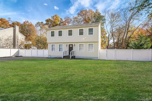 4 Flores Ln, Middle Island, NY, 11953-1832 | Card Image