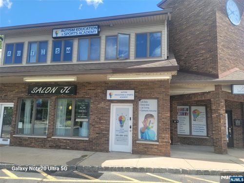 437-435-437 Hollywood Ave, Fairfield, NJ, 07004-2438 | Card Image