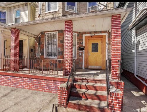 10455 39th Ave, Corona, NY, 11368-2341 | Card Image