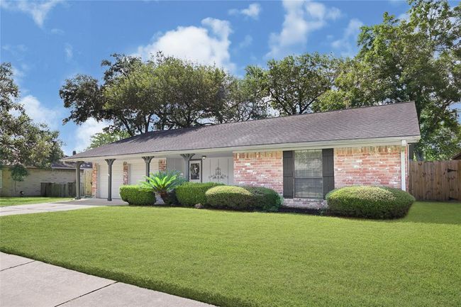 2703 Shady Creek Dr, House other with 3 bedrooms, 2 bathrooms and 2 parking in Pearland TX | Image 5