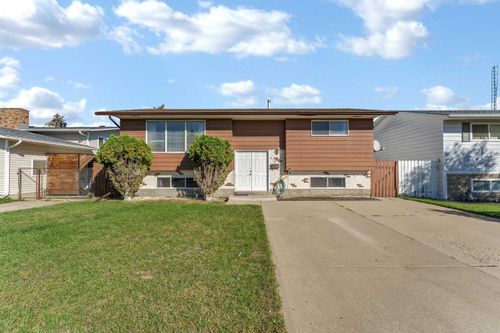 914 17 Street Ne, Medicine Hat, AB, T1C1M6 | Card Image