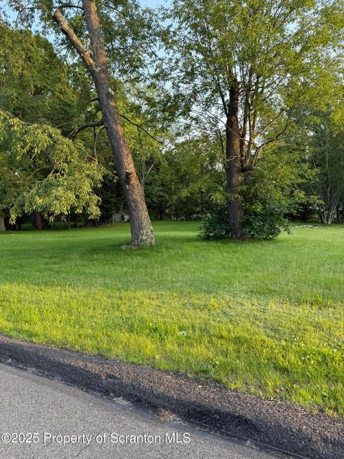 4 Everson St, Peckville, PA, 18452-1400 | Card Image