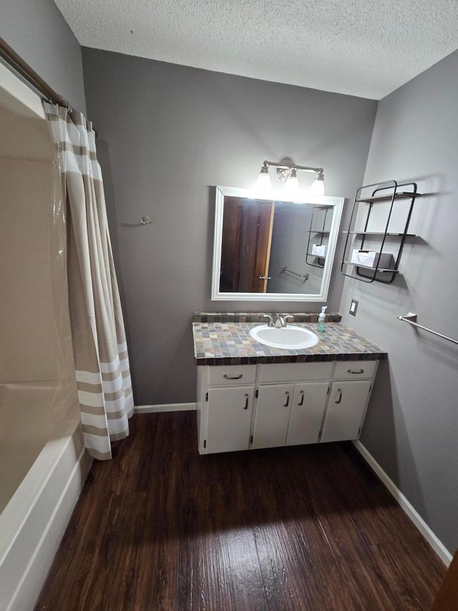 Upper level full bath | Image 19