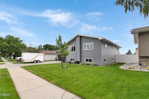 1518 6th Ave W, Williston, ND, 58801-3910 | Card Image