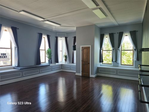 ste-304-101 S Dallas St, Ennis, TX, 75119-4784 | Card Image