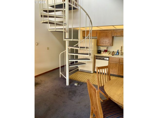 Staircase-To Upper Level | Image 4