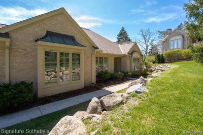 2408 Hickory Glen Drive, Condo with 3 bedrooms, 3 bathrooms and null parking in Bloomfield Hills MI | Image 1