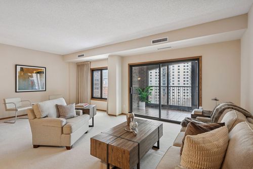 908-1235 Yale Place, Minneapolis, MN, 55403 | Card Image