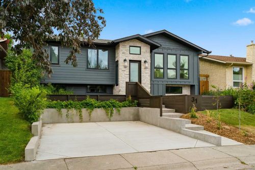31 Midvalley Rd Se, Calgary, AB, T2X1K5 | Card Image