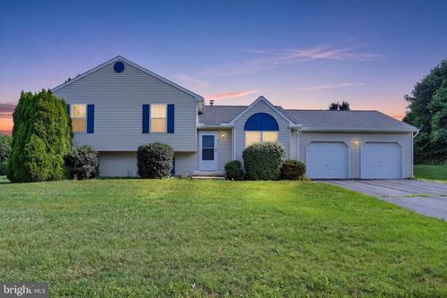 15 Katie Ct, Stewartstown, PA, 17363-4112 | Card Image