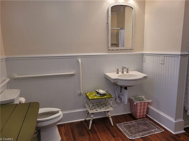 Private Restroom | Image 10