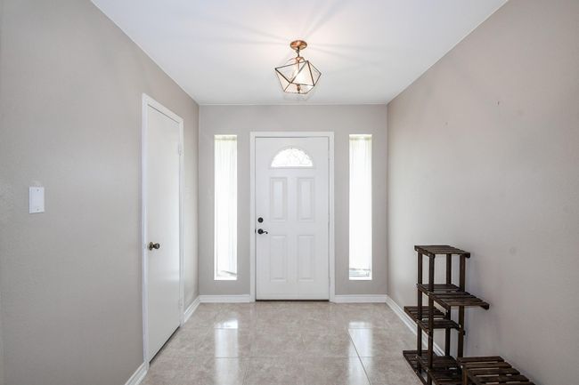 19406 Enchantington Cir, House other with 3 bedrooms, 2 bathrooms and 2 parking in Spring TX | Image 5
