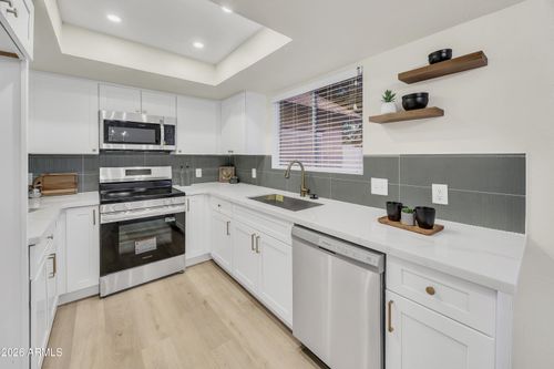 4821 W Loma Ln, Glendale, AZ, 85302-6451 | Card Image