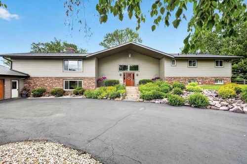 1 Horseshoe Ln, Black Earth, WI, 53515-9592 | Card Image