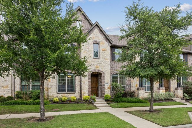 View of front of property with stone siding and a front yard | Image 23