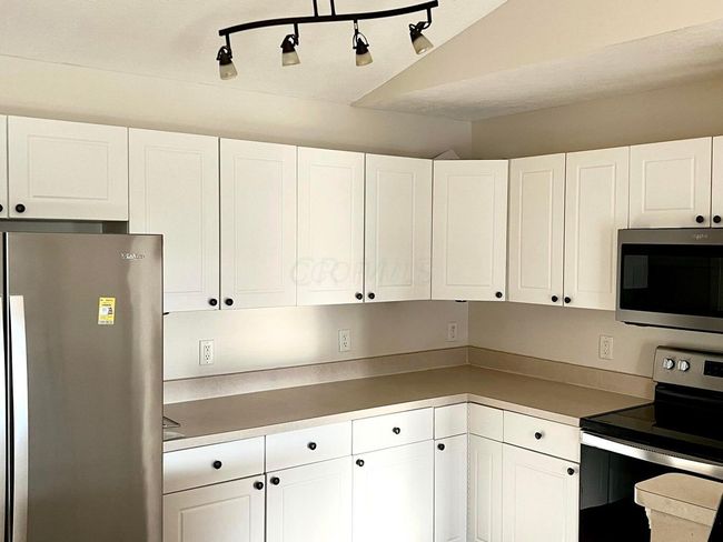 8061 Cranes Crossing Dr, Condo with 2 bedrooms, 2 bathrooms and null parking in Lewis Center OH | Image 16