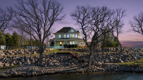 48072 Oak Bay Dr, Big Stone City, SD, 57216-8235 | Card Image