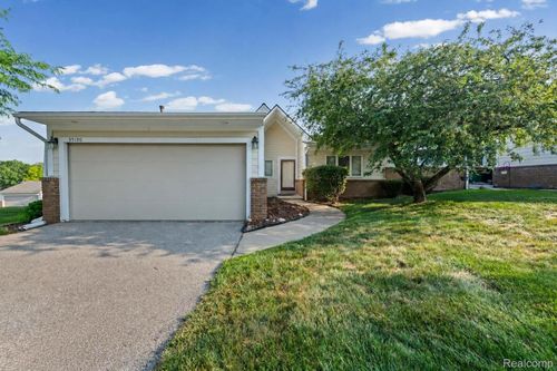 35190 Hillside Dr, Farmington Hills, MI, 48335-2516 | Card Image