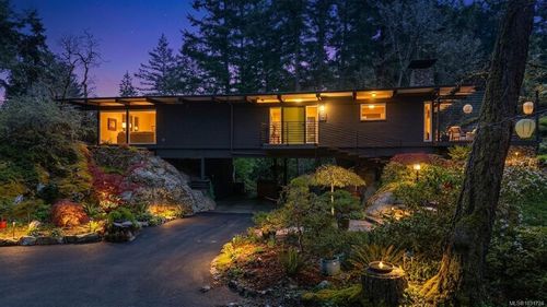 4513 Edgewood Pl, Victoria, BC, V8X2N8 | Card Image