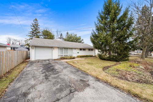 1002 Dunlop St E, Whitby, ON, L1N1T3 | Card Image
