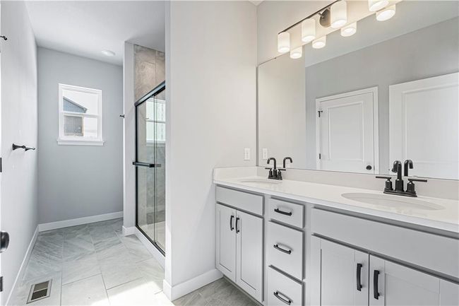 2437 Nw Sunnyvale Ct, House other with 3 bedrooms, 2 bathrooms and null parking in Blue Springs MO | Image 8