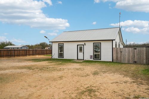 325 Las Palomas Dr, Lytle, TX, 78052-3576 | Card Image