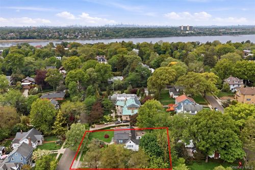 319 38th Rd, Douglaston, NY, 11363-1319 | Card Image