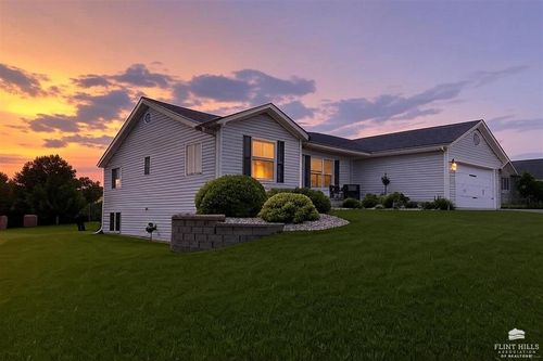 424 Stone Grove Dr, Manhattan, KS, 66503-8785 | Card Image