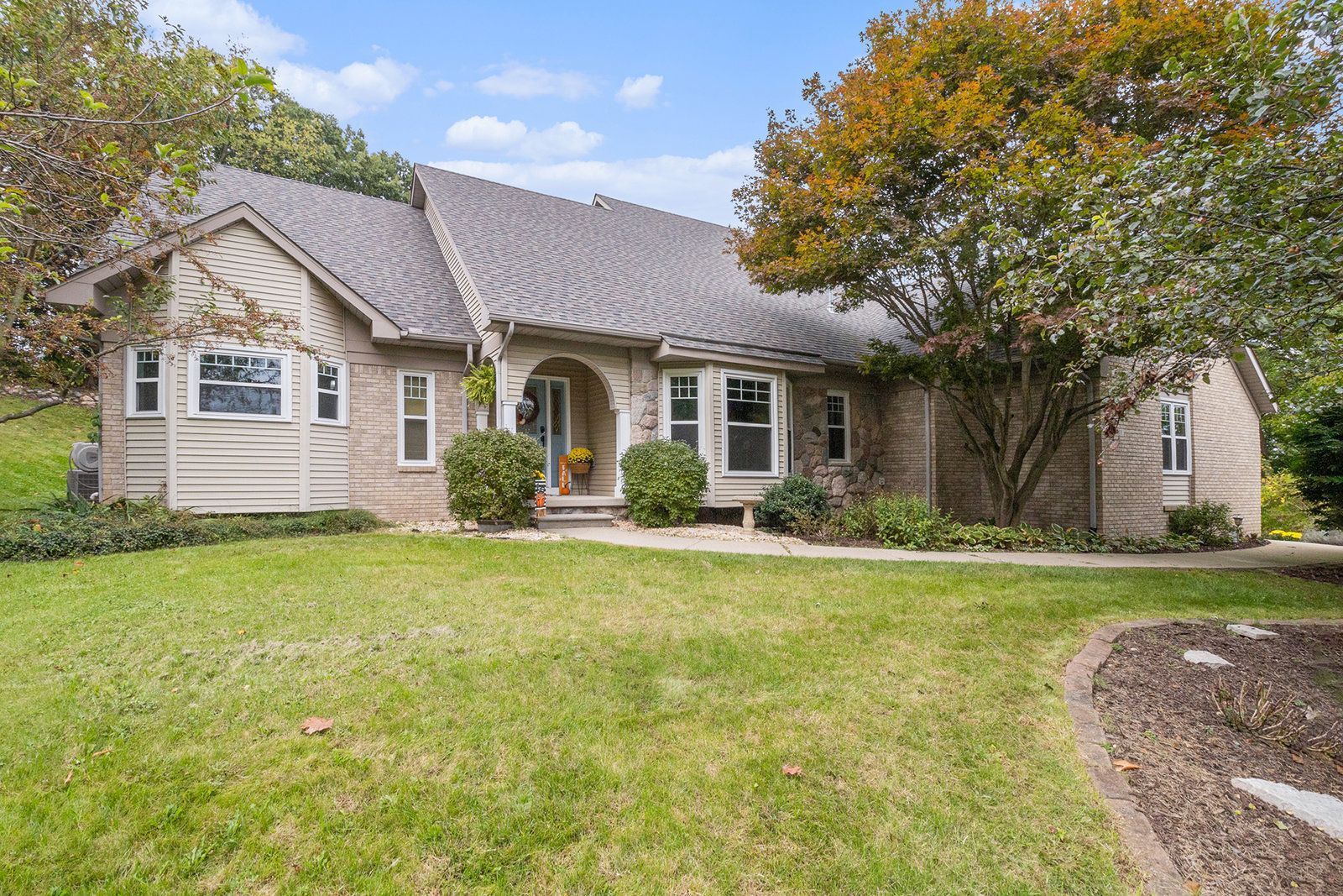 Woodvale Ct, Milford, MI 48381