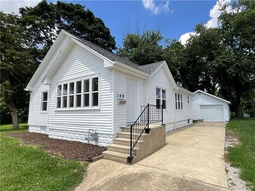 108 W Virginia Ave, Effingham, IL, 62401-2251 | Card Image