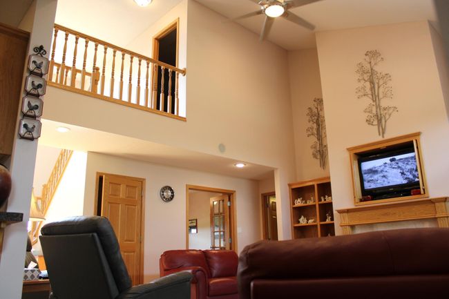 High ceiling in the living room. | Image 53