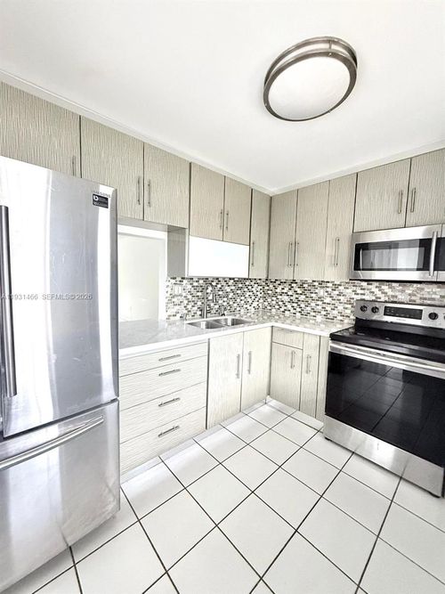 b113-1601 Ne 191st St, Miami, FL, 33179-4104 | Card Image