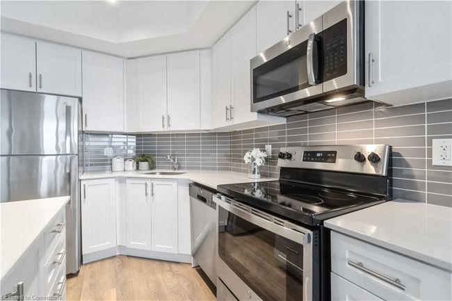 807 - 550 N Service Rd, House attached with 2 bedrooms, 2 bathrooms and 1 parking in Grimsby ON | Image 16