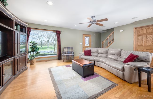 1813 Longboat Dr, House other with 3 bedrooms, 3 bathrooms and 2 parking in Elk Grove Village IL | Image 7