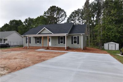 4 Thomasville High Drive, House other with 3 bedrooms, 2 bathrooms and null parking in Thomasville NC | Image 2