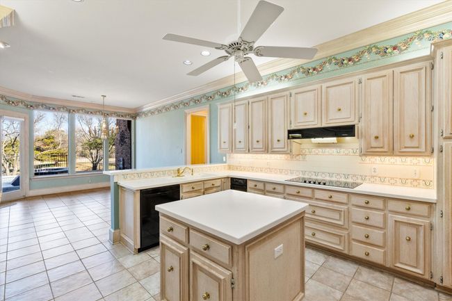 Kitchen Breakfast Room combination with a wonderful breakfast bar. | Image 29
