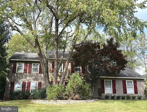 560 Woodford Rd, NORTH WALES, PA, 19454-2661 | Card Image